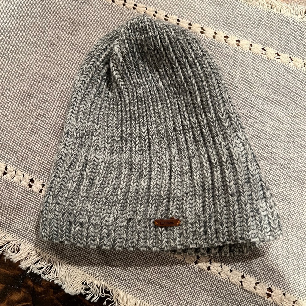 Lethmik Gray Fleece Lined Knit Beanie, one size, EUC, winter, snow, skiing